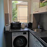 Stadtnah Und Zentral In Mit Parkplatz, Aufzug Und Balkon شقة *