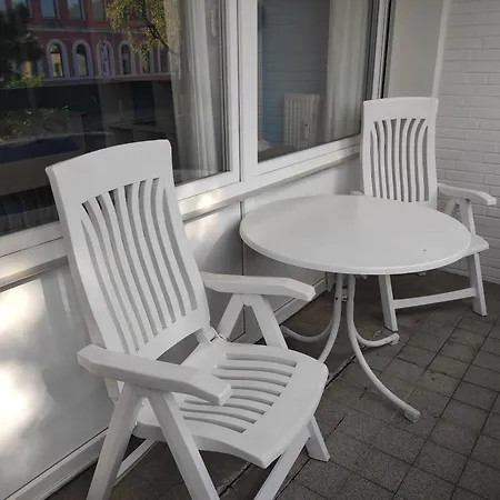 Stadtnah Und Zentral In Mit Parkplatz, Aufzug Und Balkon *