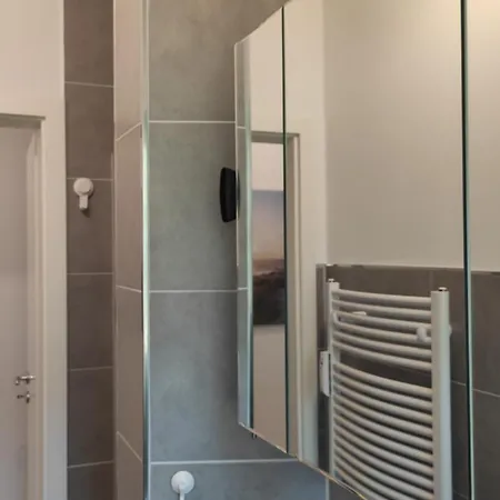 Stadtnah Und Zentral In Mit Parkplatz, Aufzug Und Balkon Apartmán *