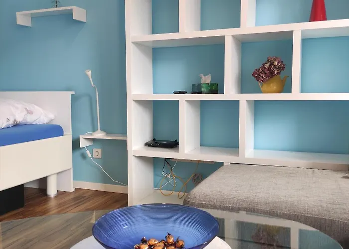 Apartamento Stadtnah Und Zentral In Mit Parkplatz, Aufzug Und Balkon